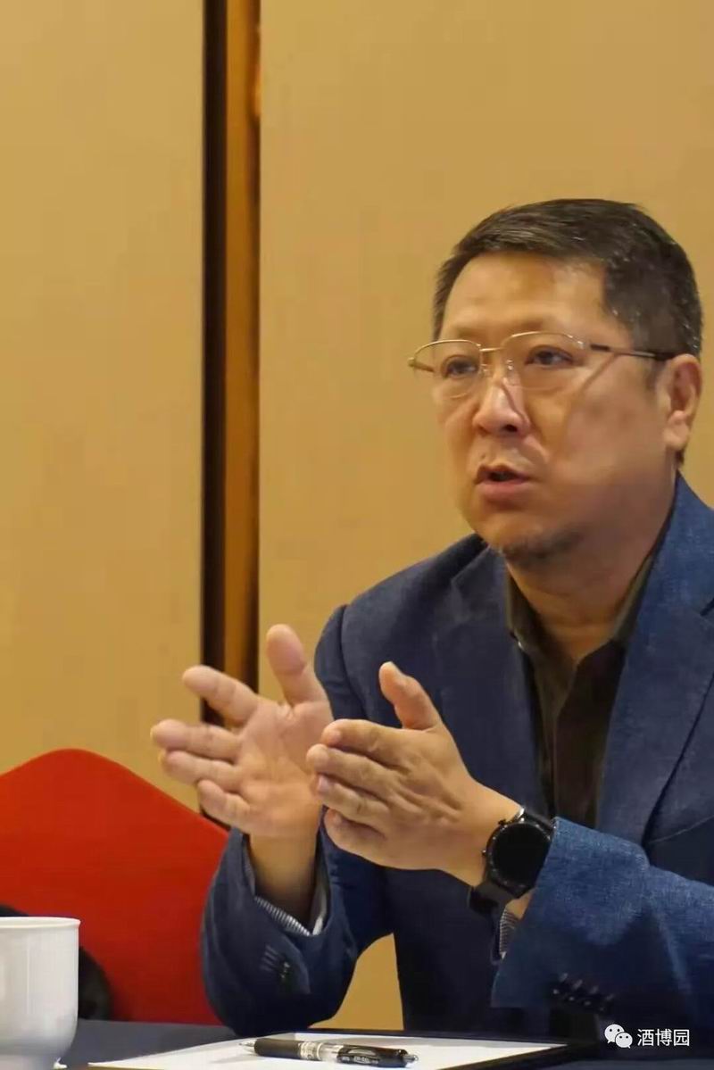 奥比安董事总经理赵川—由红染白,奥比安感恩遇见藏青双耳汾酒吉马